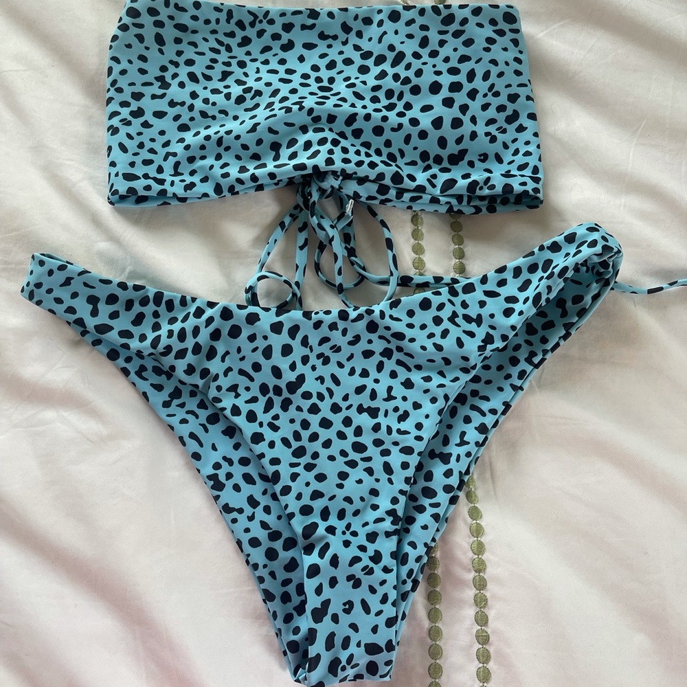 2 bikinis